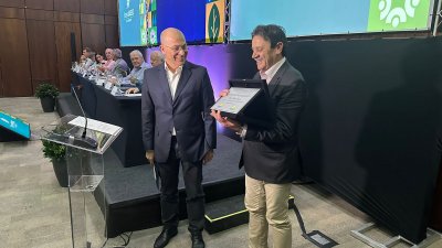 Durante o evento Vanir Zanatta realizou  homenageou Luiz Vicente Suzin. (Credito: Marcos Bedin/MB Comunica&ccedil;&atilde;o Empresarial/Organizacional).