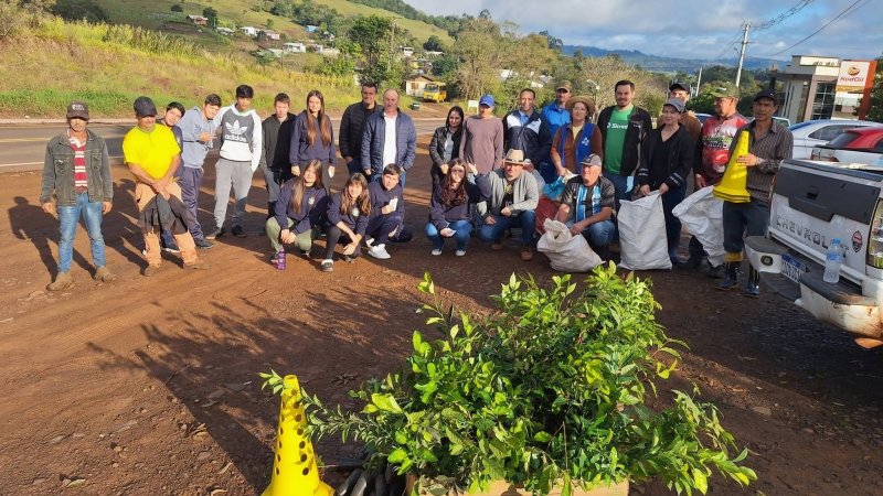 Trecho da ERS-587 é limpo em ação social da turma do “De Olho no Qualidade Rural” em Cristal do Sul 