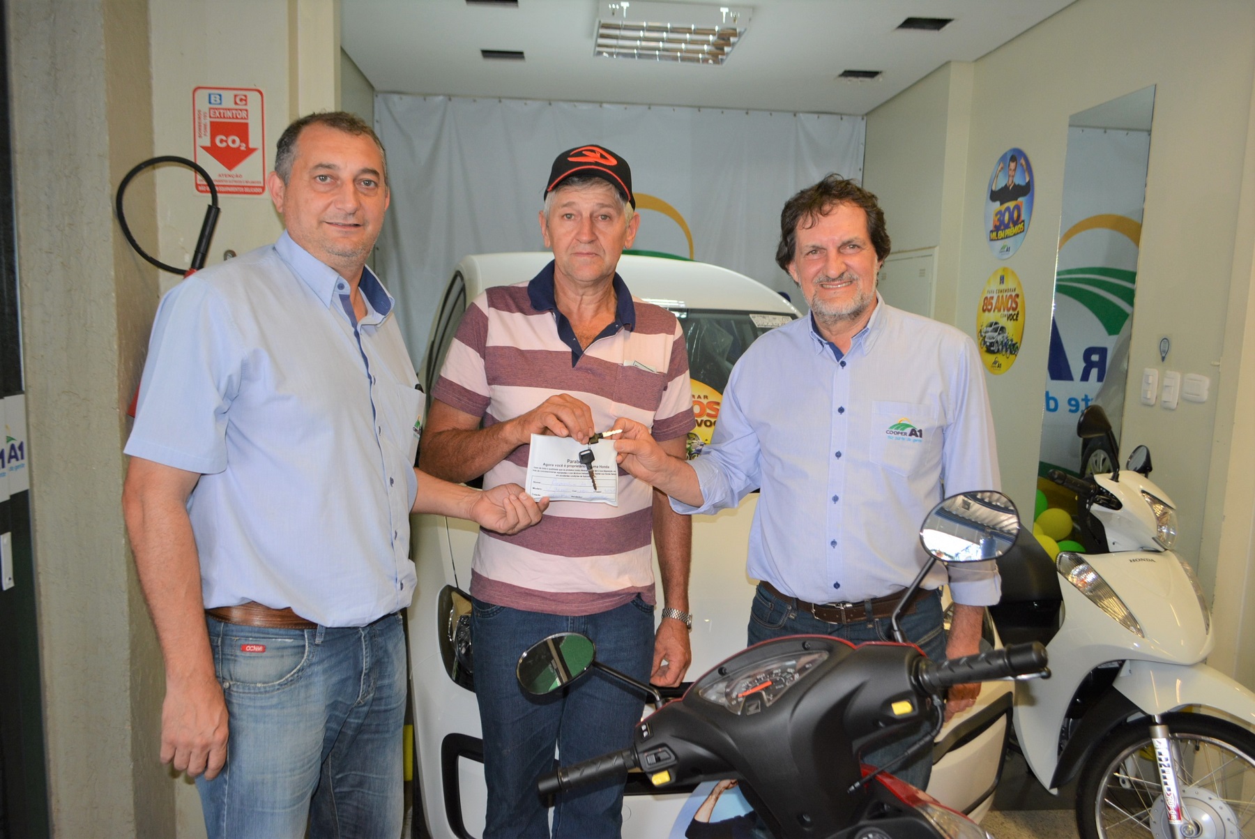 PROMOÇÃO 300 MIL EM PRÊMIOS COOPER A1: Ganhador de novembro retira sua moto Honda Biz 0 Km