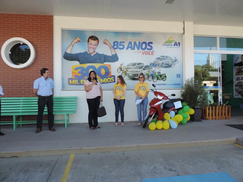 PROMOÇÃO 300 MIL EM PRÊMIOS: mais uma moto 0 Km é entregue oficialmente