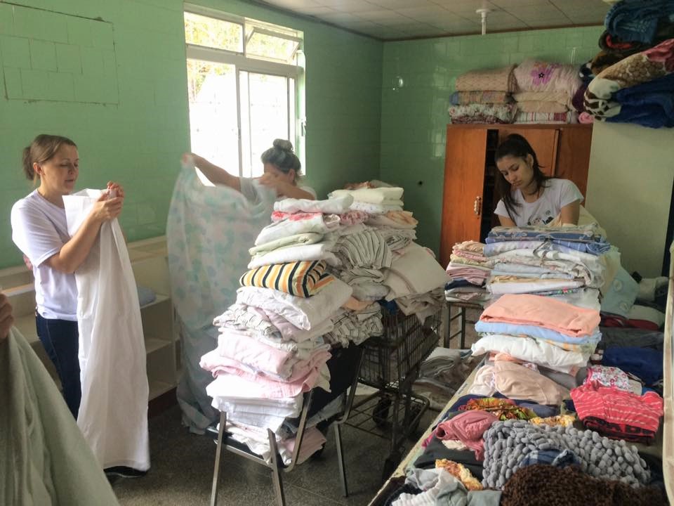 AÇÕES VOLUNTÁRIAS DA COOPER A1: grupo de colaboradores de Palmitos e Caibi realizaram trabalhos filantrópicos no último sábado (14/04)