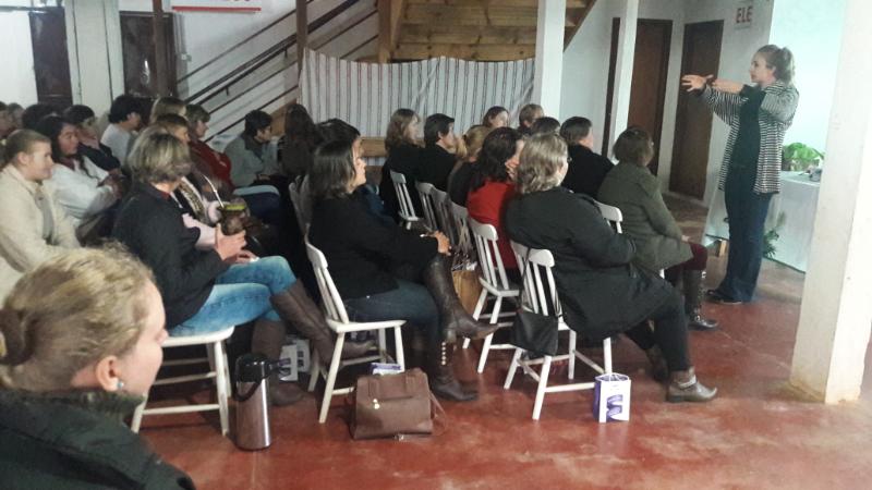 NÚCLEO FEMININO COOPERATIVISTA: a nutricionista da Cooper A1, Simone Guzzon ministrou palestra sobre alimentação saudável