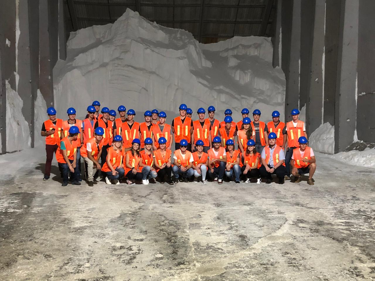 JOVENS COOPERATIVISTAS: realizaram visita técnica a indústria de fertilizantes da Fecoagro, na manhã desta terça-feira (27/11)