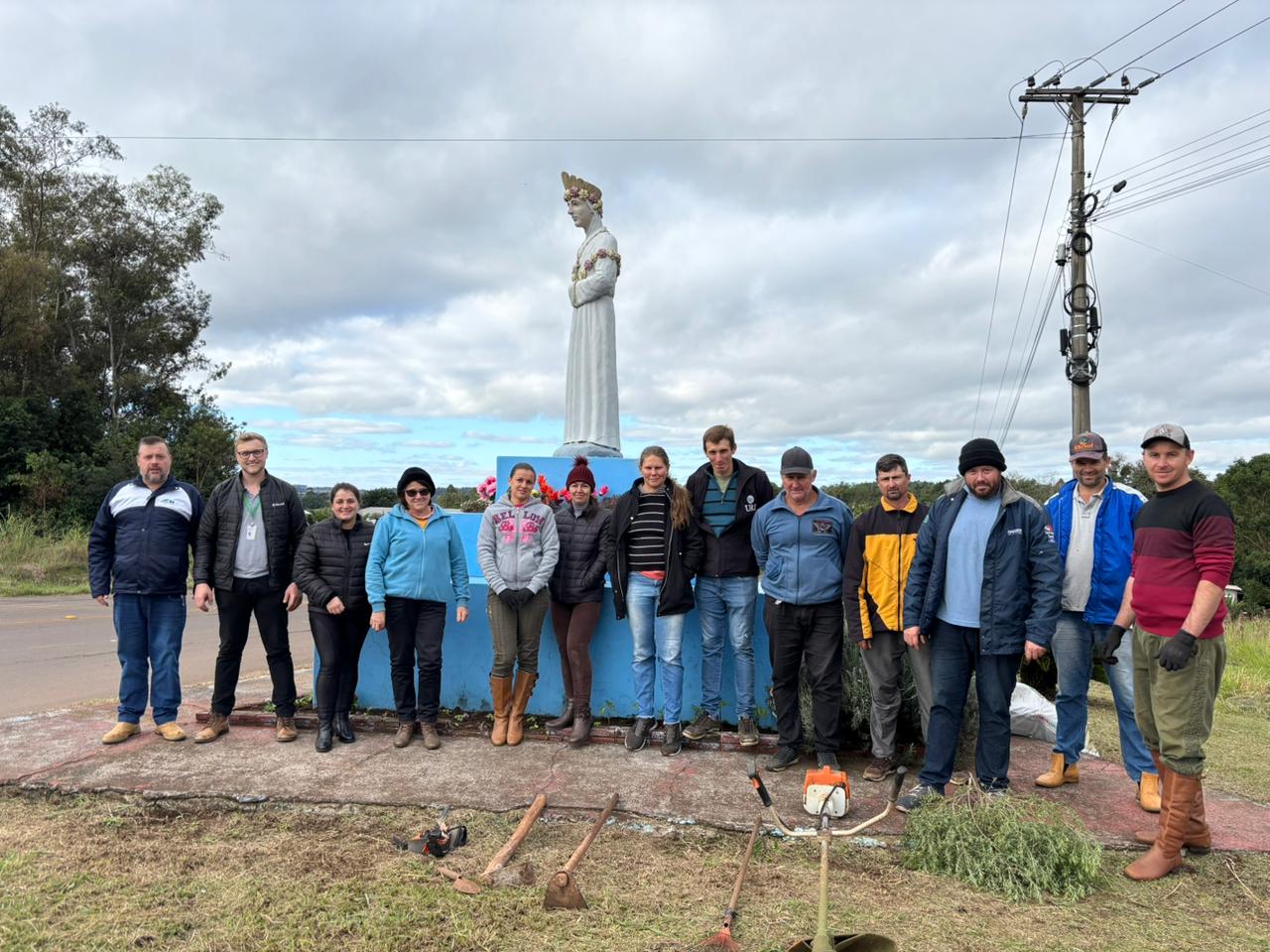 AÇÃO SOCIAL: Cooperados de Planalto realizam limpeza no Santuário da Nossa Senhora da Salete
